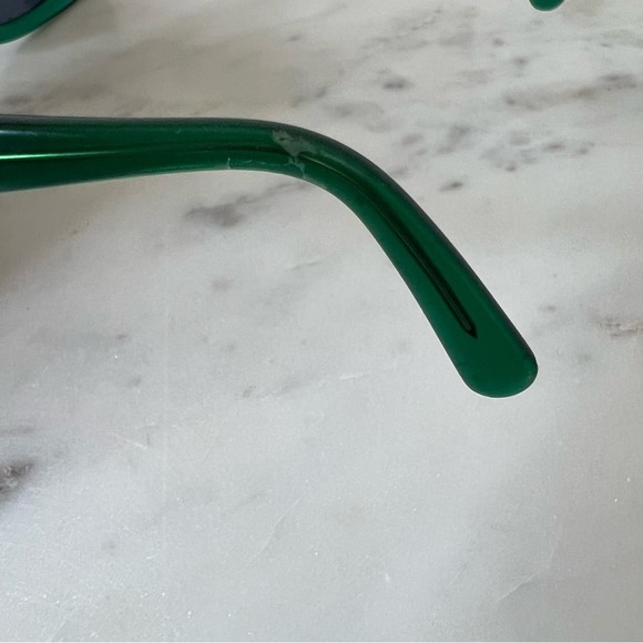 BVLGARI SUNGLASSES GREEN COLOR
GOLD CREST DETAIL ON THE SIDES main image 10